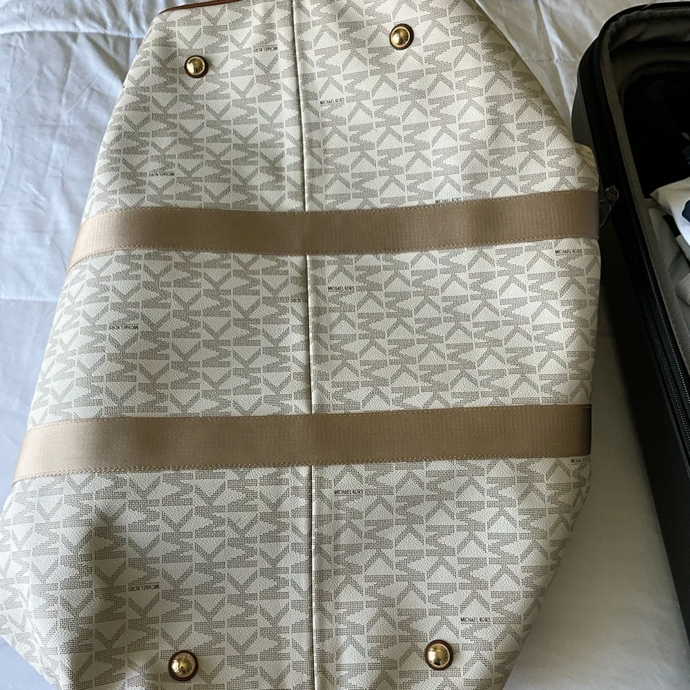 Michael Kors’s white duffel bag - Picture 6 of 7